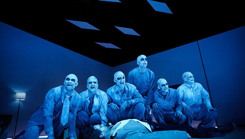 „Trauer ist das Ding mit Federn“ nach dem Roman von Max Porter im Volkstheater „Trauer ist das Ding mit Federn“ nach dem Roman von Max Porter im Volkstheater