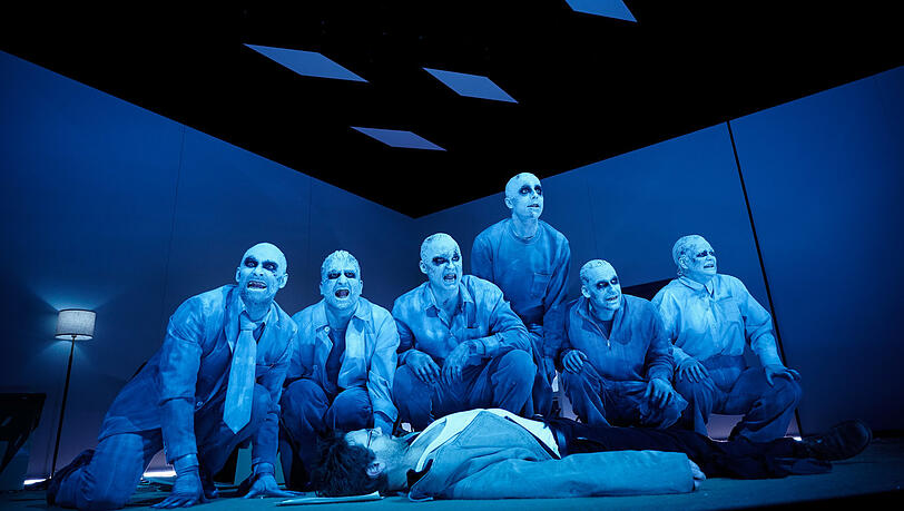 „Trauer ist das Ding mit Federn“ nach dem Roman von Max Porter im Volkstheater „Trauer ist das Ding mit Federn“ nach dem Roman von Max Porter im Volkstheater