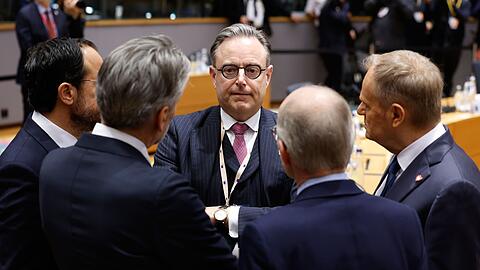 Belgiens Premier Bart De Wever will springen, wenn alle zusammen den Fallschirm stellen.