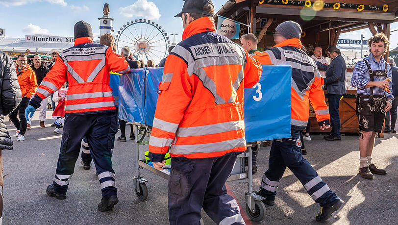 Seit 2018 ist die Aicher Ambulanz auf der Wiesn. Mit Ihrer Bewerbung haben Sie das Rote Kreuz nach 133 Jahren Sanitätsdienst abgelöst. Seit 2018 ist die Aicher Ambulanz auf der Wiesn. Mit Ihrer Bewerbung haben Sie das Rote Kreuz nach 133 Jahren Sanitätsdienst abgelöst.