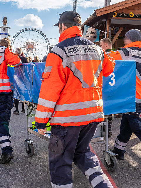 Seit 2018 ist die Aicher Ambulanz auf der Wiesn. Mit Ihrer Bewerbung haben Sie das Rote Kreuz nach 133 Jahren Sanit&auml;tsdienst abgel&ouml;st.