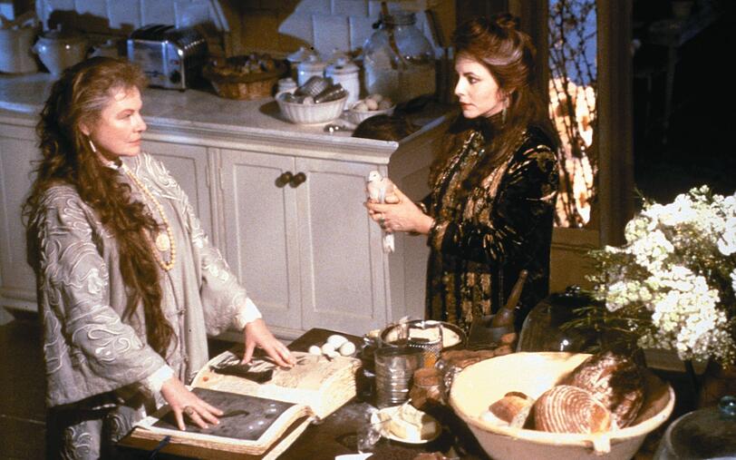 Die schrägen Hexentanten und Hausherrinnen Jet (Dianne Wiest, links) und Frances (Stockard Channing) brauen ein besonderes Süppchen. Die schrägen Hexentanten und Hausherrinnen Jet (Dianne Wiest, links) und Frances (Stockard Channing) brauen ein besonderes Süppchen.