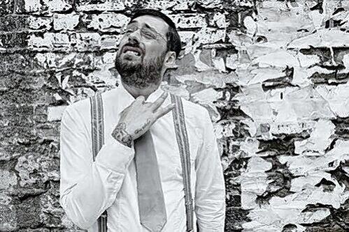 Ja, so eine Krawatte kann ganz schön kratzen: Rapper Sido hat nicht nur einen musikalischen, sondern auch einen optischen Neuanfang gewagt.
