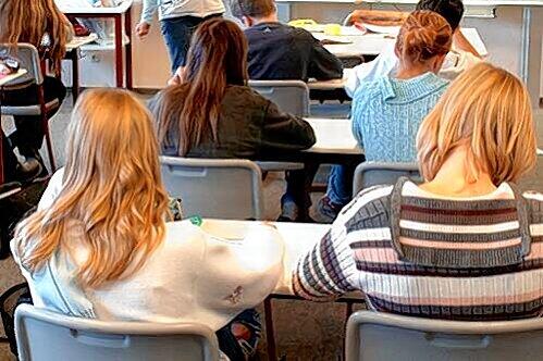 Symbolfoto: Pauken in der Schule