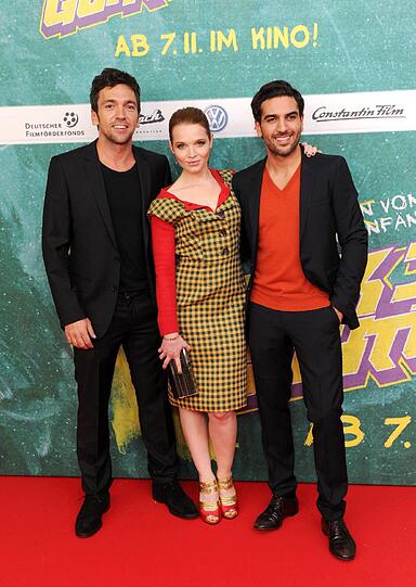Die Schauspieler Bora Dagtekin, Karoline Herfurth und Elyas M'Barek bei der Premiere von Fuck ju Göthe im Münchner Mathäser Filmpalast.