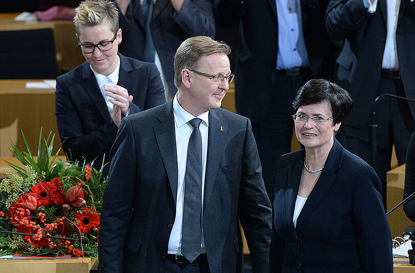 Bodo Ramelow erhält nach seiner Wahl zum neuen Ministerpräsidenten die Glückwünsche der scheidenden Ministerpräsidentin Christine Lieberknecht (r), im Hintergrund links die Landesvorsitzende der Linken, Susanne Hennig-Welsow.