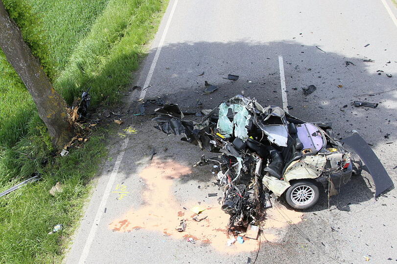 Das Auto ist vollkommen zerstört. Wieso der Fahrer mit seinem Fahrzeug gegen einen Baum prallte, ist bisher noch unklar.