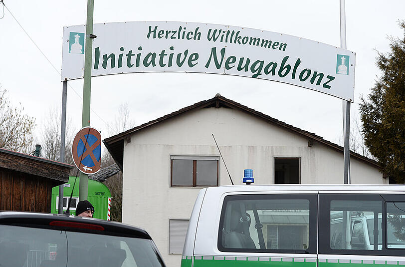 Ein Polizeiauto steht vor dem Haus der "Initiative Neugablonz" in Kaufbeuren (Schwaben). Ein Feuer in der geplanten Flüchtlingsunterkunft hat einen Schaden von mehreren Hunderttausend Euro verursacht.