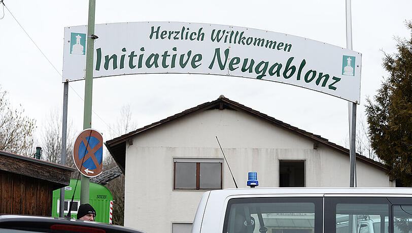 Ein Polizeiauto steht vor dem Haus der "Initiative Neugablonz" in Kaufbeuren (Schwaben). Ein Feuer in der geplanten Flüchtlingsunterkunft hat einen Schaden von mehreren Hunderttausend Euro verursacht. Ein Polizeiauto steht vor dem Haus der "Initiative Neugablonz" in Kaufbeuren (Schwaben). Ein Feuer in der geplanten Flüchtlingsunterkunft hat einen Schaden von mehreren Hunderttausend Euro verursacht.