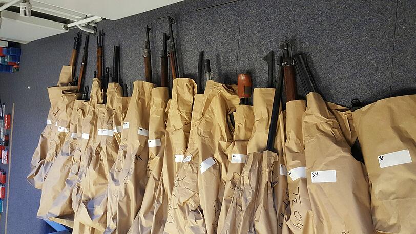 Darunter etliche Lang- und Kurzwaffen, sowie Hieb- und Stichwaffen.