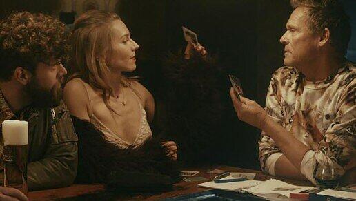 Vor dem Tresen sitzen immer die gleichen Gestalten: Mystiker Manfred (Christian Tramitz, rechts), die exzentrische Vivian (Julia Dietze) und Frauenversteher Dimi (Johann Jürgens).