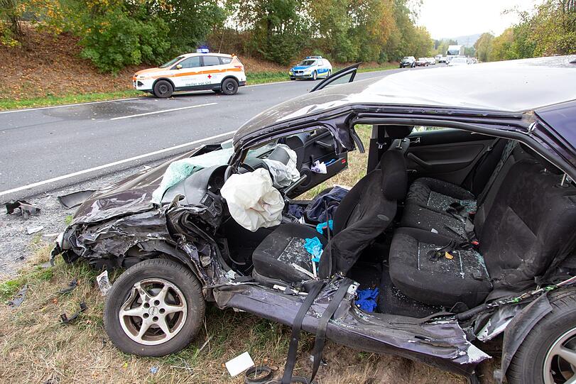 Schlimmer Unfall bei Coburg: Ein Schulbus ist dabei in den Gegenverkehr gerast - fünf Schulkinder wurden dabei schwer verletzt.