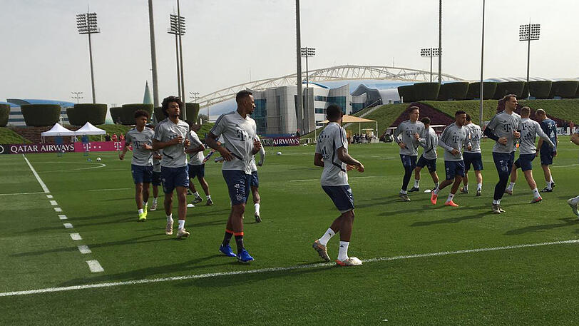 Das erste öffentliche Training des FC Bayern hat begonnen.