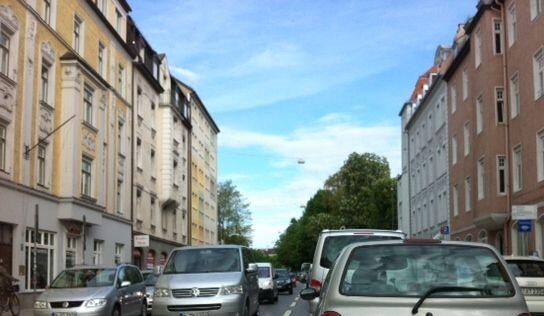 In Richtung Humboldtstraße wird es eng - trotz der Schulferien ist der Verkehr enorm.