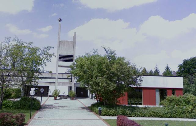 Die evangelische Carolinenkirche in der Sarasatestraße.