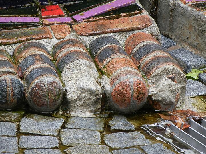 Das Steinerne Paar am Rotkreuzplatz ist in die Jahre gekommen. Hier und da bröckelt es ziemlich, etwa am Zeh der steinernen Lady.