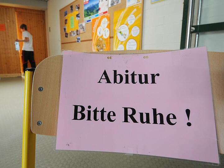 "Abitur - Bitte Ruhe!" steht vor dem Eingang der Turnhalle in Bayern. Foto: Armin Weigel/Archivbild