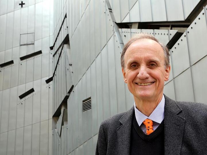 Der Direktor des Jüdischen Museums Berlin, Peter Schäfer vor dem Daniel Libeskind Bau des Museums in Berlin (2014).