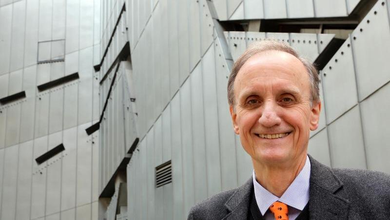 Der Direktor des Jüdischen Museums Berlin, Peter Schäfer vor dem Daniel Libeskind Bau des Museums in Berlin (2014). Der Direktor des Jüdischen Museums Berlin, Peter Schäfer vor dem Daniel Libeskind Bau des Museums in Berlin (2014).