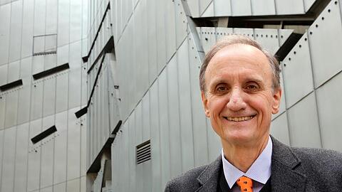 Der Direktor des Jüdischen Museums Berlin, Peter Schäfer vor dem Daniel Libeskind Bau des Museums in Berlin (2014).