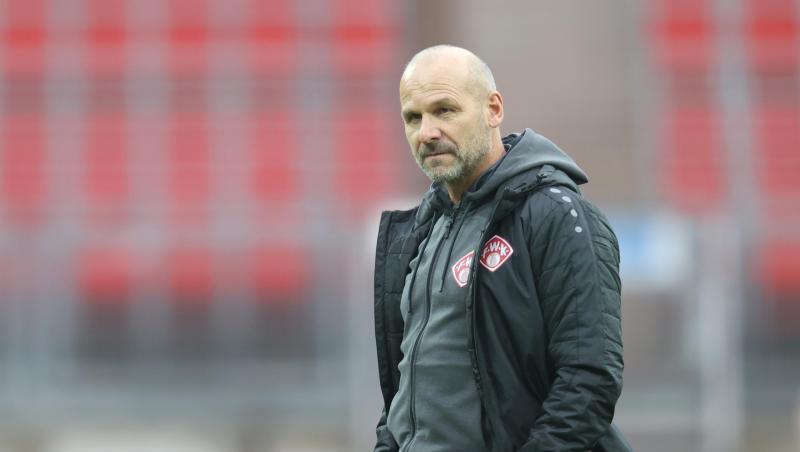 Der Würzburger Trainer Bernhard Trares.