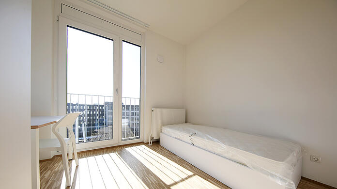 Das Zimmer müssen sich die Azubis mit niemanden teilen. Es ist zwischen 17 und 20 Quadratmeter groß. Für Familien gibt es mehr Platz.