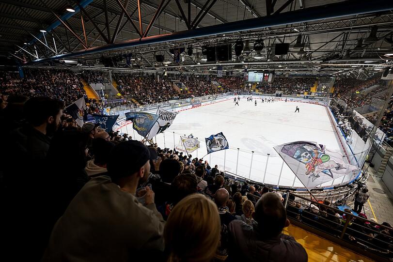 Voll besetztes Eisstadion: Die Fans des EHC Red Bull München sorgten in der Hauptrunde 2023/24 mit im Schnitt 5159 Zuschauern pro Heimspiel nochmal für einen Rekord zum Abschied.