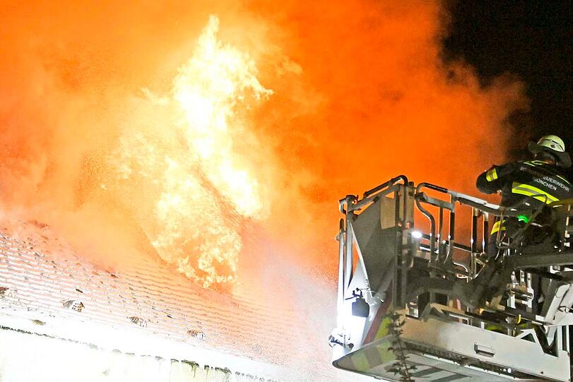 Die Feuerwehr brachte den Brand in dem Reihenmittelhaus in der Theodolindenstraße nach einigen Stunden unter Kontrolle, die Polizei schätzt den Sachschaden auf mehrere Hunderttausend Euro.