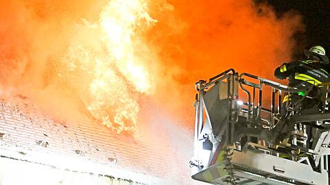 Die Feuerwehr brachte den Brand in dem Reihenmittelhaus in der Theodolindenstraße nach einigen Stunden unter Kontrolle, die Polizei schätzt den Sachschaden auf mehrere Hunderttausend Euro.