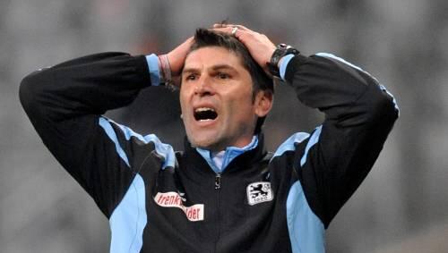 Appelliert an die Club-Fans, zu kommen, um die Löwen anzufeuern: Trainer Uwe Wolf. Appelliert an die Club-Fans, zu kommen, um die Löwen anzufeuern: Trainer Uwe Wolf.