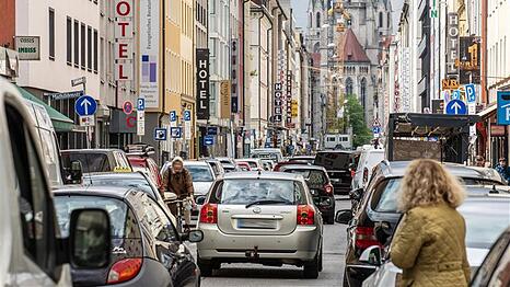 Hier geht&rsquo;s meistens ziemlich zu: Dichter Verkehr in der Landwehrstra&szlig;e, die auch eine tolle Sichtachse auf die St.-Pauls-Kirche ist. Mit verschiedenen Hotels, jeder Menge Einzelhandel, Bars und Restaurants ist sie eine der Hauptachsen des s&uuml;dlichen Bahnhofsviertels.