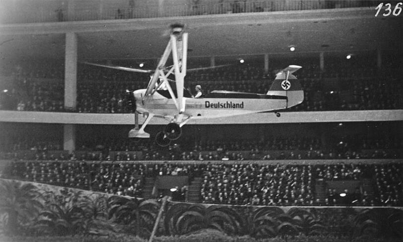 Frauen in Wissenschaft und Technik: Das Archiv des Deutschen Museums hat seinen Fokus auf Nachlässe von Wissenschaftlern und Forschern. Highlights sind die Nachlässe der ballonfahrerin Wilhelmine Reichard und der Fliegerinnen Hanna Reitsch (Foto: Ihr Flug in der Deutschlandhalle 1938) und Marga von Etzdorf. Denn der Tag steht unter dem Motto &bdquo;Frauen in Wissenschaft, Technik und Kunst&ldquo;. Zu Gast im Deutschen Museum sind die Akademie der Bildenden Künste, Staatsbibliothek und das Max-Planck-Institut für Psychiatrie. 10-17 Uhr, Eintritt frei