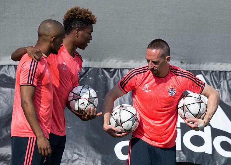 Am Dienstag müssen die Bayern im Viertelfinal-Hinspiel der Champions League gegen Benfica Lissabon ran. Die Bilder vom Bayern-Abschlusstraining an der Säbener Straße.