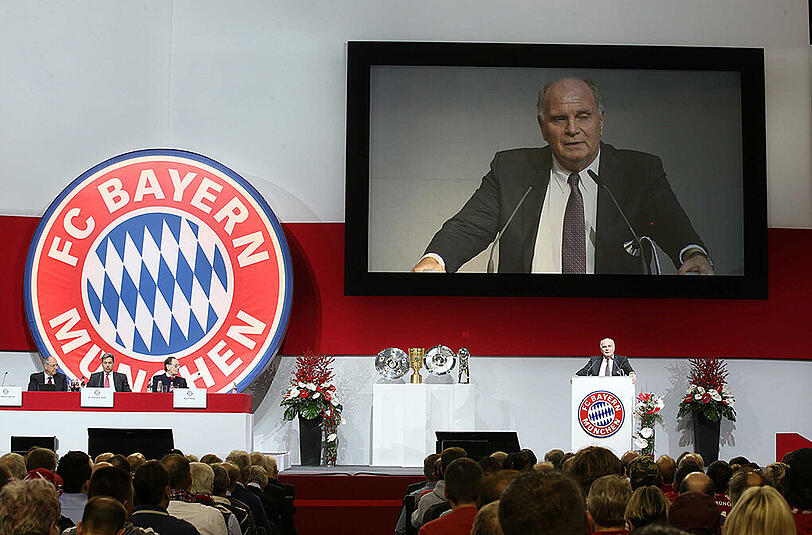 Uli Hoeneß stellt sich zur Wahl: "Ich habe während meiner Haft über 5500 Briefe von Fans bekommen. Und wenn ich nicht mehr gewusst habe, was werden soll, dann habe ich diese Briefe gelesen und ich habe geweint wie ein Schlosshund, weil ich nicht verstanden habe, wie mir fremde Menschen handgeschriebene Briefe schicken konnten. Ich habe einen großen Fehler gemacht und ich kann verstehen wenn hier Menschen sitzen, die mir das nicht verzeihen können. Denn ich bin ein Mann der Demokratie."