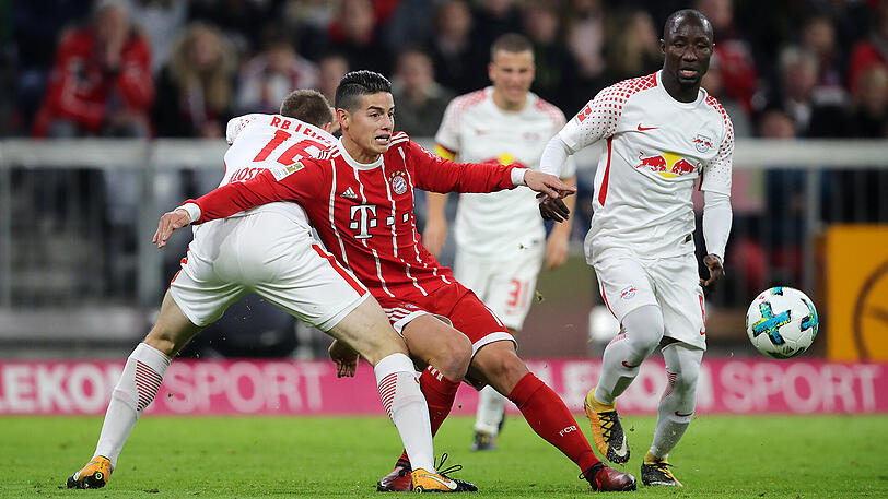 Szene aus dem Hinspiel, dass der FC Bayern mit 2:0 gewann: James Rodríguez behauptet sich gegen den Leipziger Lukas Klostermann. Rechts hinten Naby Keita.