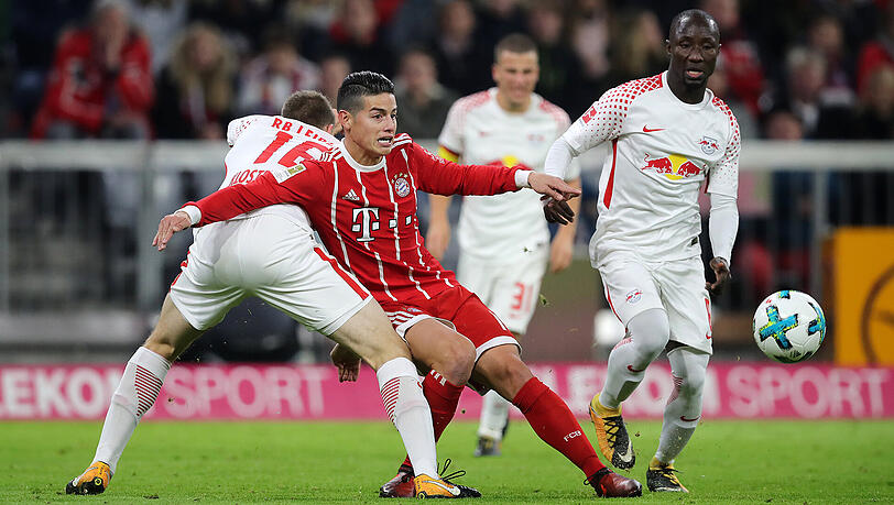 Szene aus dem Hinspiel, dass der FC Bayern mit 2:0 gewann: James Rodríguez behauptet sich gegen den Leipziger Lukas Klostermann. Rechts hinten Naby Keita. Szene aus dem Hinspiel, dass der FC Bayern mit 2:0 gewann: James Rodríguez behauptet sich gegen den Leipziger Lukas Klostermann. Rechts hinten Naby Keita.