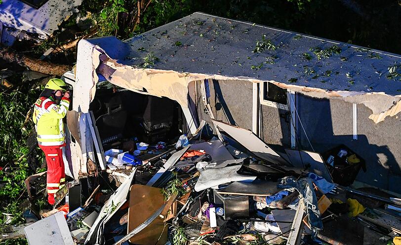 Rund 15 Meter stürzte der Fahrer mit seinem Wohnmobil den Abhang hinunter.