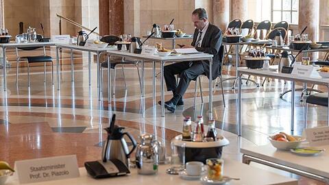 Hubert Aiwanger vor Beginn einer Kabinettssitzung in der bayerischen Staatskanzlei. Foto: Peter Kneffel/dpa/Archivbild