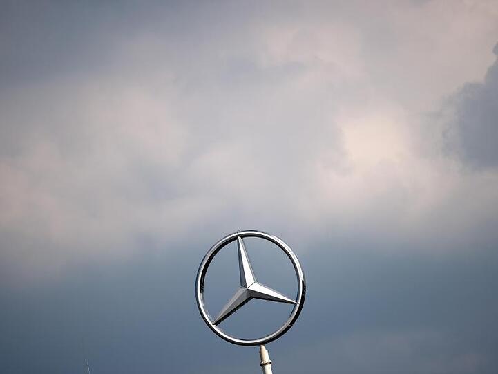 Die Wagen mit der Abgasnorm Euro 5 sollen nach einem Schreiben des Kraftfahrt-Bundesamtes eine "unzulässige Abschaltvorrichtung" verwenden.