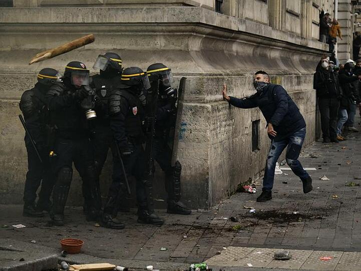 Polizisten und Demonstranten stoßen in der Pariser Innenstadt zusammen.