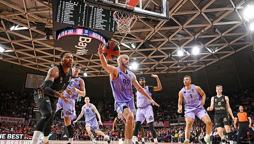 Deshaun Thomas (l-r) von Bayern, Kyle Kuric, von Barcelona, Rolands Smits von Barcelona, Nick Calathes von Barcelona, Brandon Davies von Barcelona, Dante Exum, von Barcelona und Ognjen Jaramaz von Bayern.