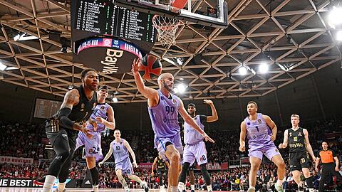 Deshaun Thomas (l-r) von Bayern, Kyle Kuric, von Barcelona, Rolands Smits von Barcelona, Nick Calathes von Barcelona, Brandon Davies von Barcelona, Dante Exum, von Barcelona und Ognjen Jaramaz von Bayern.
