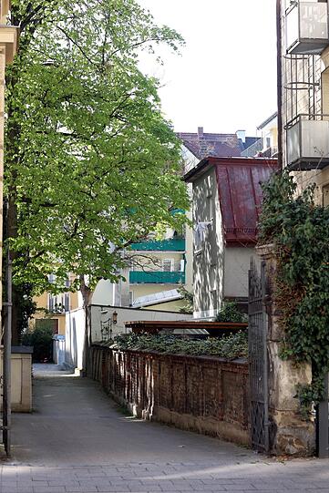 Der Blick in einen Hinterhof: alt und neu harmonisch vereint.