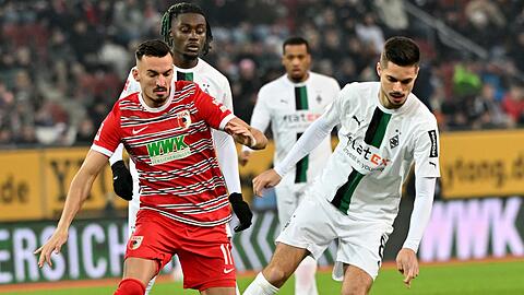 Der Augsburger Mergim Berisha (l) und Julian Weigl (r) von Mönchengladbach.