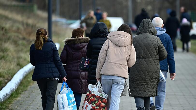 Ukrainische Flüchtlinge haben sich registrieren lassen. Aktuell gibt es den Verdacht, es könnten sich Menschen darunter befinden, denen die Sozialleistungen in Deutschland gar nicht zustehen.