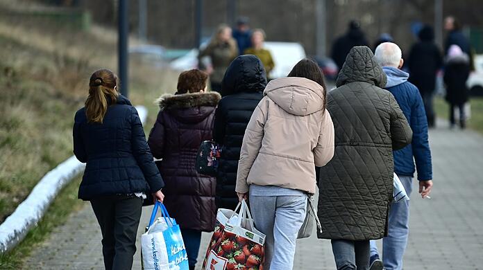 Ukrainische Flüchtlinge haben sich registrieren lassen. Aktuell gibt es den Verdacht, es könnten sich Menschen darunter befinden, denen die Sozialleistungen in Deutschland gar nicht zustehen.
