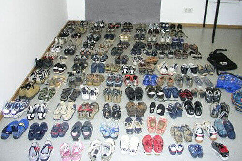 Diese Kinderschuhe fanden sich in der Wohnung.