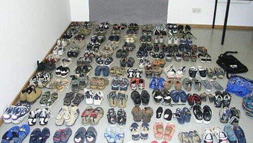 Diese Kinderschuhe fanden sich in der Wohnung. Diese Kinderschuhe fanden sich in der Wohnung.