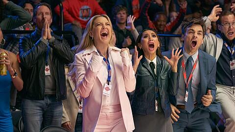 "Running Point" geht weiter: Kate Hudson hat allen Grund zum Jubeln.