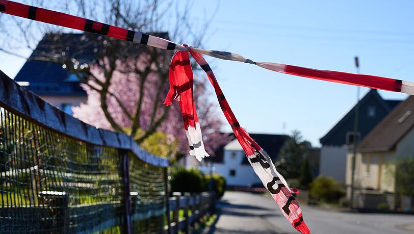 Am Tag nach der Tat laufen die Ermittlungen vor Ort weiter - ein 61-Jähriger steht unter dringendem Tatverdacht.